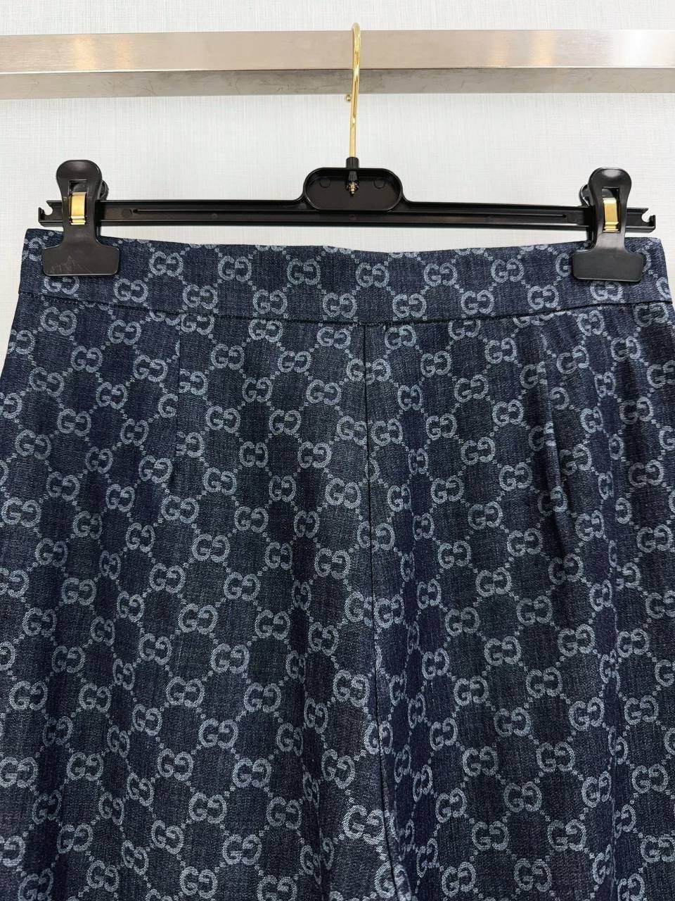 голубые широкие джинсы с логотипами louis vuitton,синие женские джинсы gucci,джинсы gucci,синие женские джинсы gucci арт. vm-1449536,широкие женские джинсы gucci