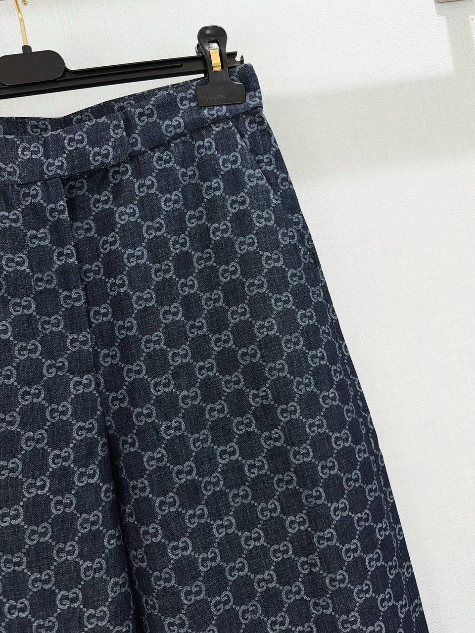 голубые широкие джинсы с логотипами louis vuitton,синие женские джинсы gucci,джинсы gucci,синие женские джинсы gucci арт. vm-1449536,широкие женские джинсы gucci