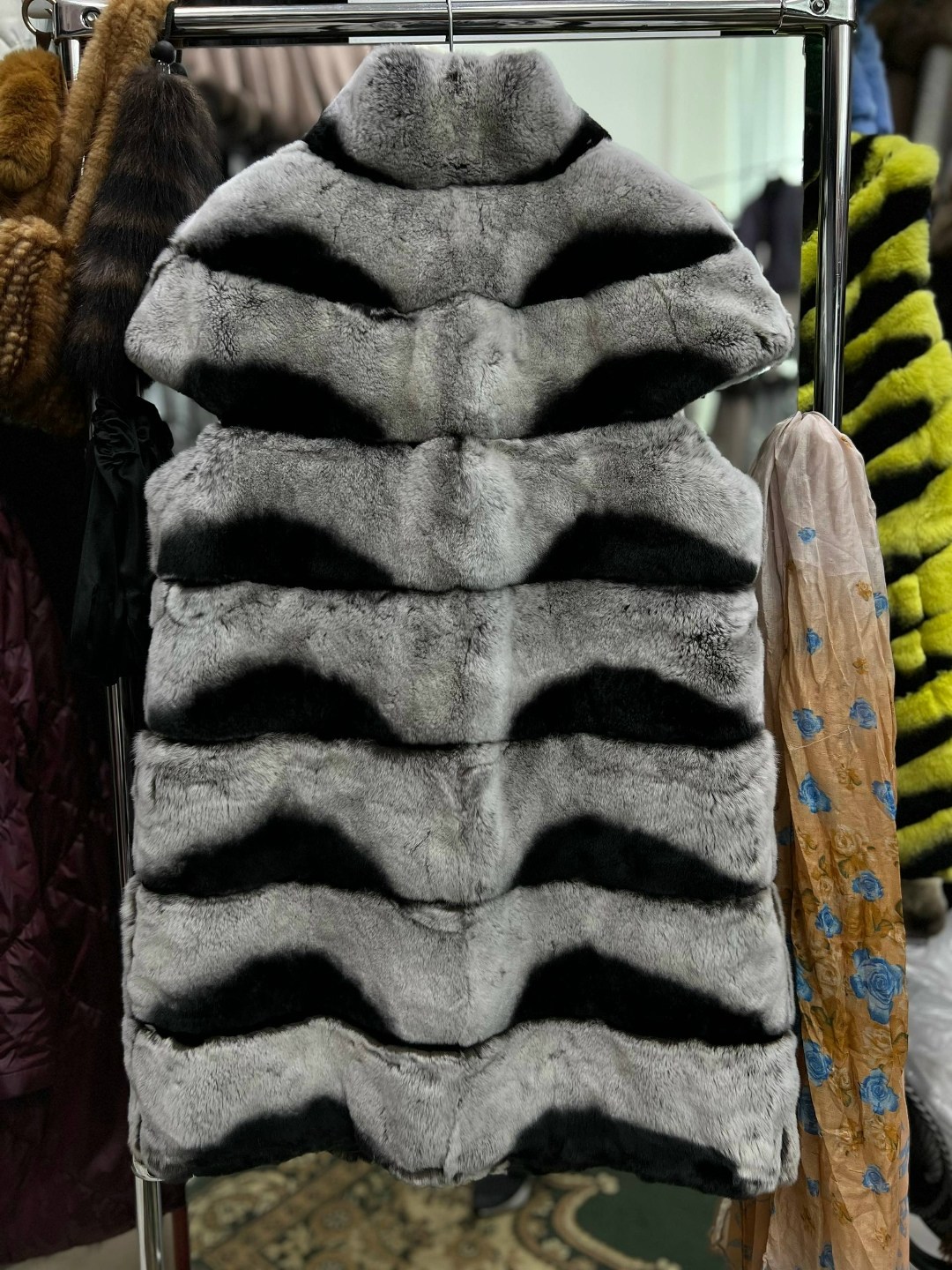 жилет из шиншиллы polinella furs exclusive,натуральный мех жилет под шиншиллу из кролика рекс,жилетка кролик рекс под шиншиллу,меховая жилет,жилет из шиншиллы