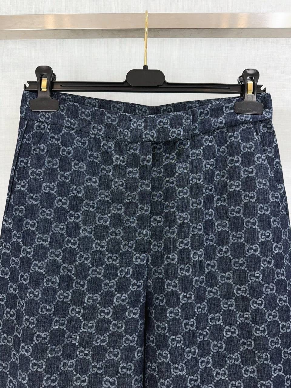 голубые широкие джинсы с логотипами louis vuitton,синие женские джинсы gucci,джинсы gucci,синие женские джинсы gucci арт. vm-1449536,широкие женские джинсы gucci