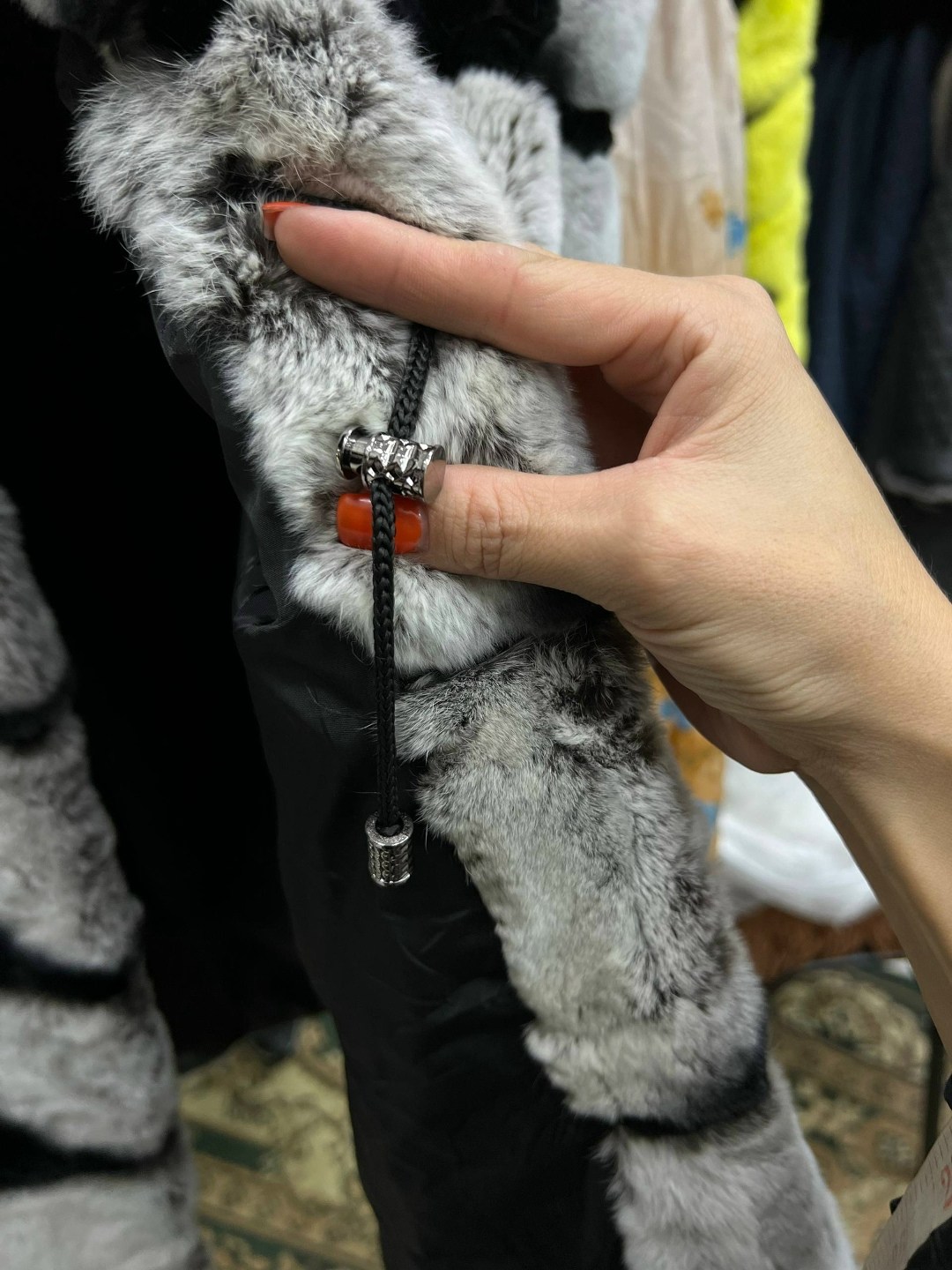 жилет из шиншиллы polinella furs exclusive,натуральный мех жилет под шиншиллу из кролика рекс,жилетка кролик рекс под шиншиллу,меховая жилет,жилет из шиншиллы