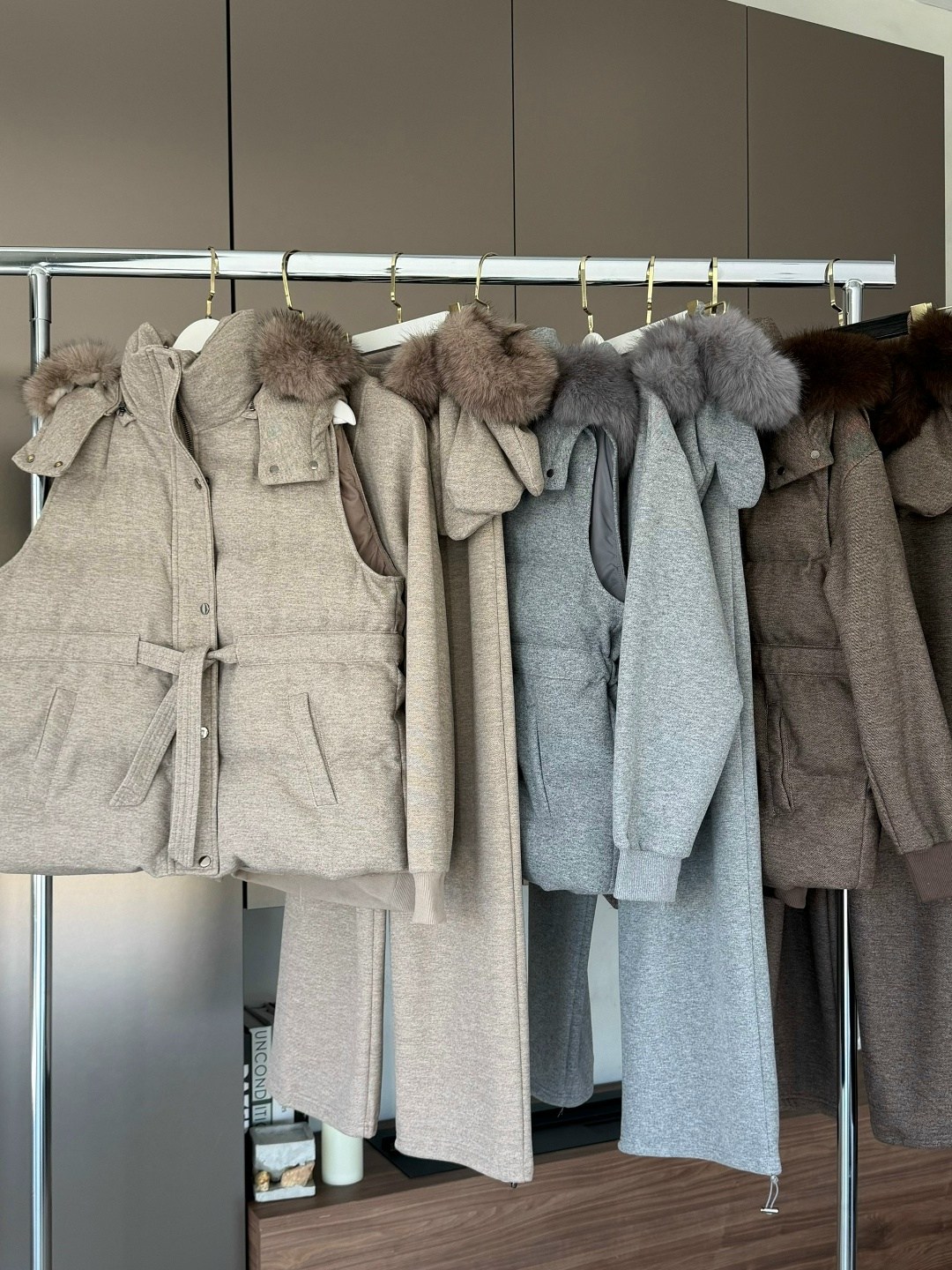 серый женский костюм тройка на флисе loro piana,женский костюм loro piana,темно-серый женский костюм тройка на флисе loro piana,женский костюм тройка,теплый костюм женский