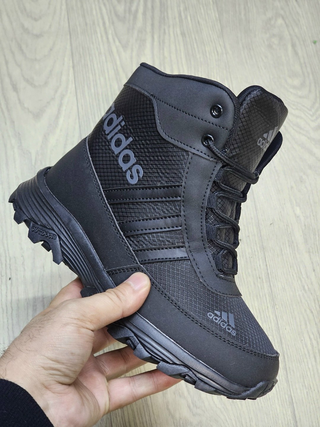 зимние кроссовки adidas climaproof мехом черные мужские ботинки адидас,зимние ботинки adidas climaproof высокие,зимние кроссовки adidas,зимние кроссовки адидас,кроссовки адидас мужские зимние