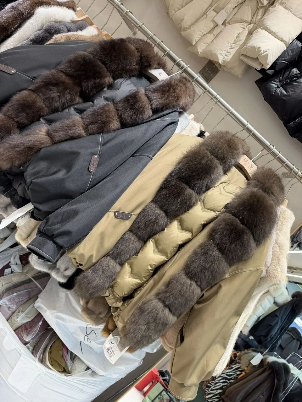 куртка зимняя с натуральным мехом,пуховики с натуральным мехом,женские пуховики,пуховики с мехом,парка с меховым