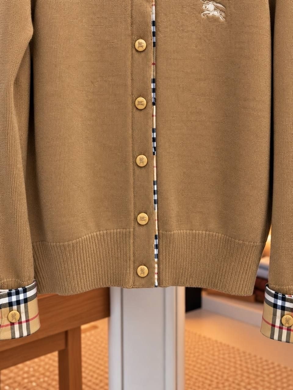 кардиган burberry,кашемировый кардиган барбери,бежевый кардиган в клетку archive burberry,кардиган бежевый,бежевый шерстяной кардиган в клетку burberry