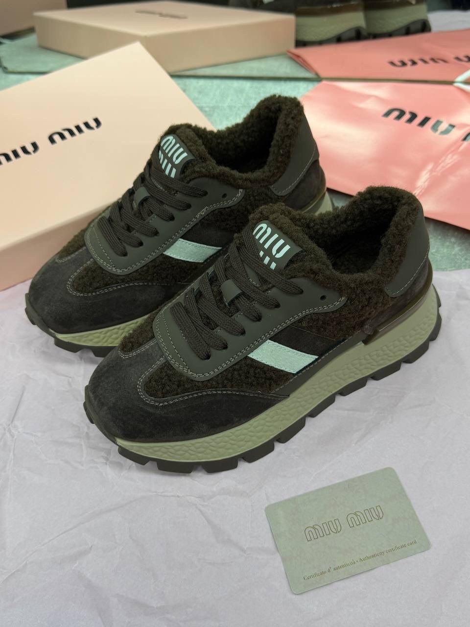 женские кроссовки miu miu,кроссовки miu miu с мехом зимние,кроссовки miu miu,премиальные зимние кроссовки miu miu,кроссовки miu miu зимние женские