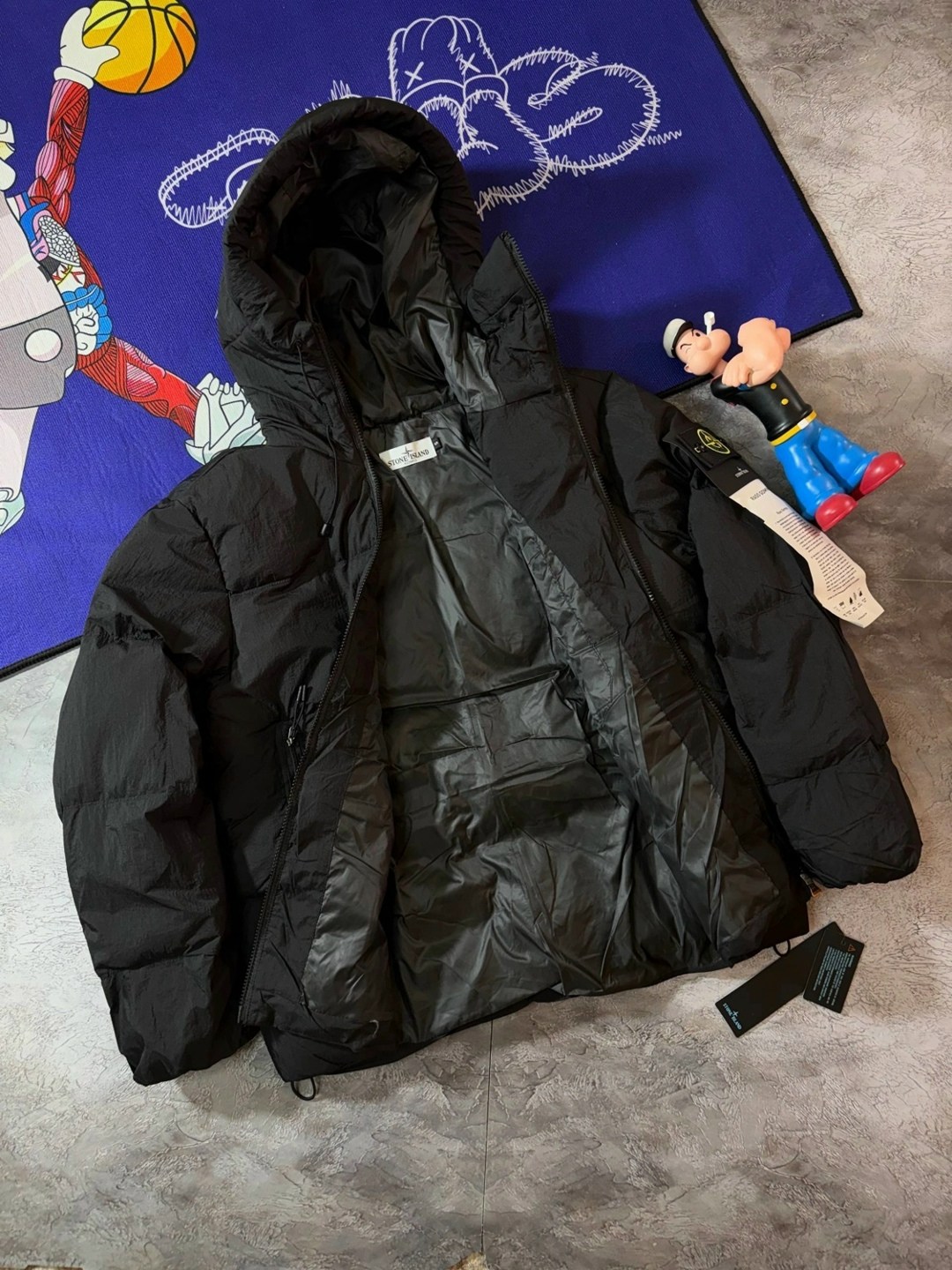пуховик stone island,зимняя куртка stone island,куртка стон айленд пуховик,куртка пуховик мужская зимняя чёрная с капюшоном фирменная stone island,удлиненный пуховик stone island зимний с патчем