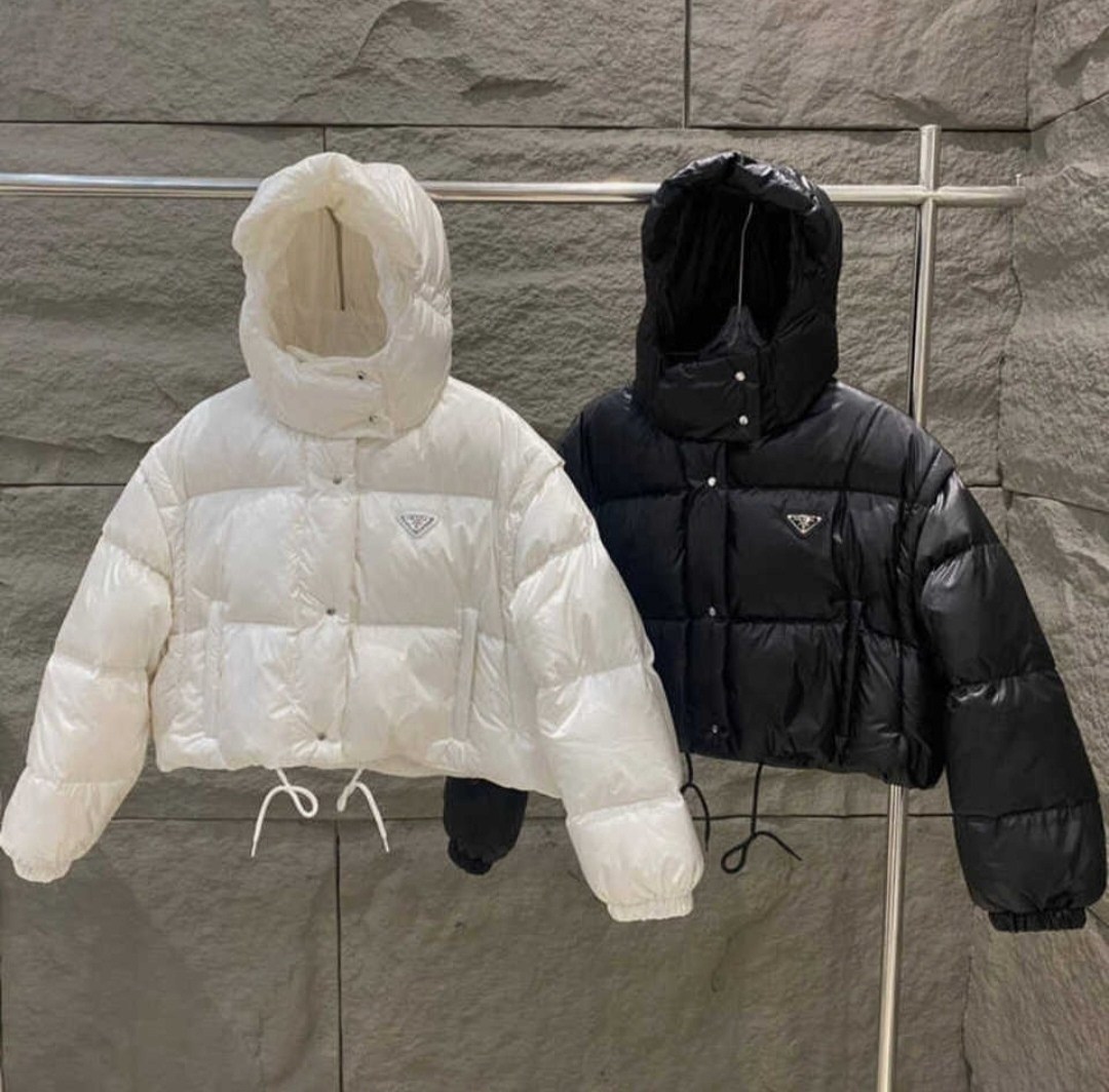 пуховик prada,короткий женский белый пуховик с капюшоном prada,белая женская куртка prada,куртка,зимние куртки