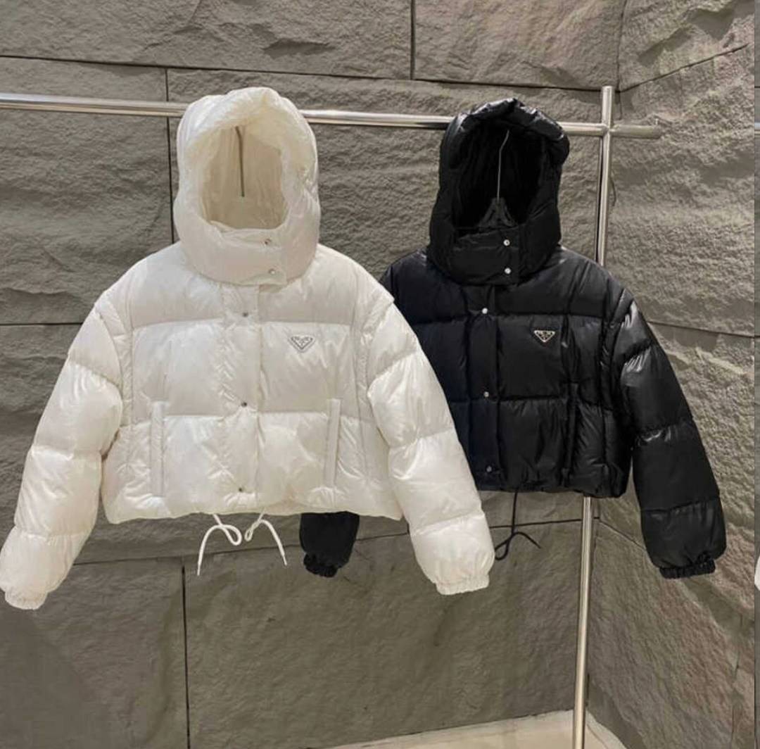 пуховик prada,короткий женский белый пуховик с капюшоном prada,белая женская куртка prada,куртка,зимние куртки