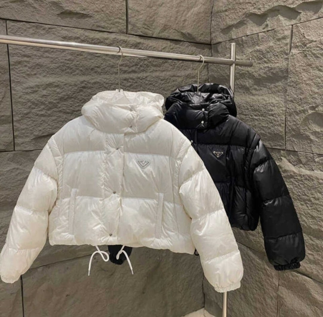 пуховик prada,короткий женский белый пуховик с капюшоном prada,белая женская куртка prada,куртка,зимние куртки