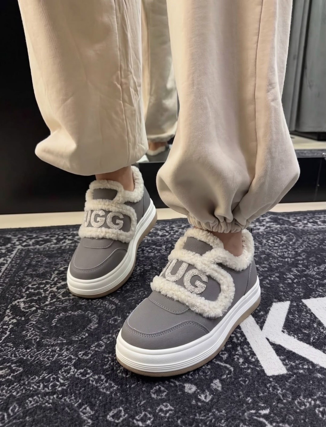 зимние кеды ugg из натуральной замши на липучке,,кеды с мехом ugg,кеды зимние женские ugg,кроссовки женские зимние