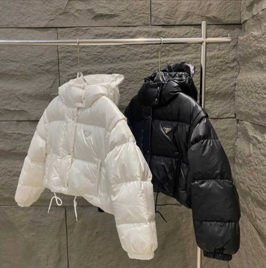 пуховик prada,короткий женский белый пуховик с капюшоном prada,белая женская куртка prada,куртка,зимние куртки