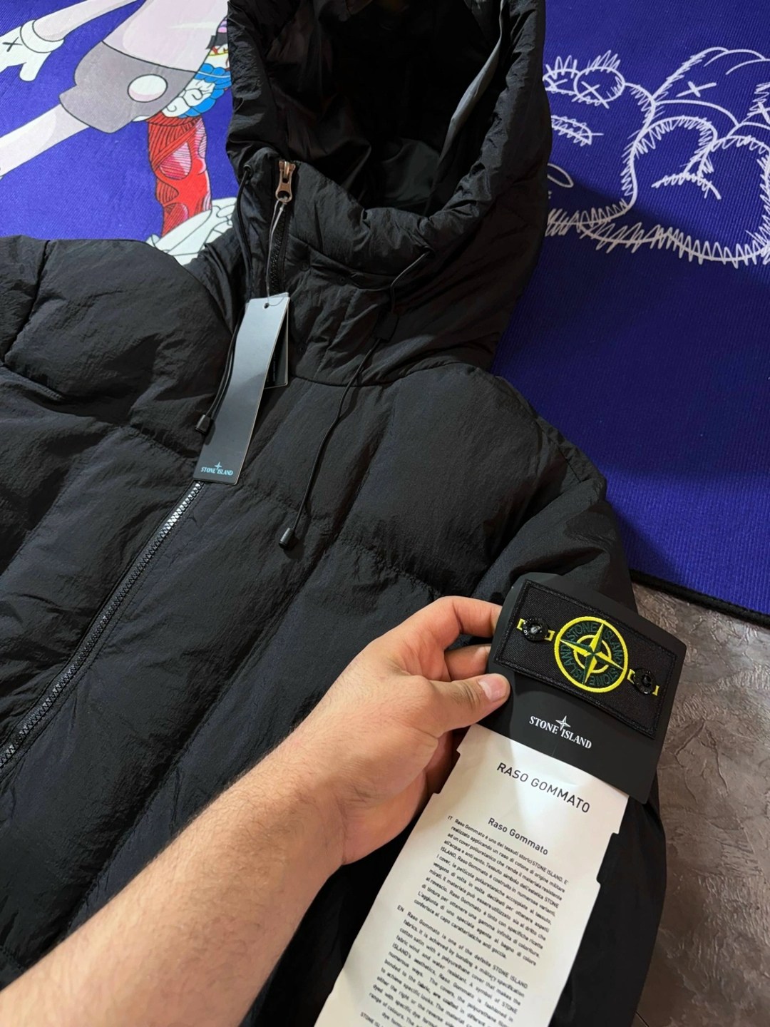 пуховик stone island,зимняя куртка stone island,куртка стон айленд пуховик,куртка пуховик мужская зимняя чёрная с капюшоном фирменная stone island,удлиненный пуховик stone island зимний с патчем