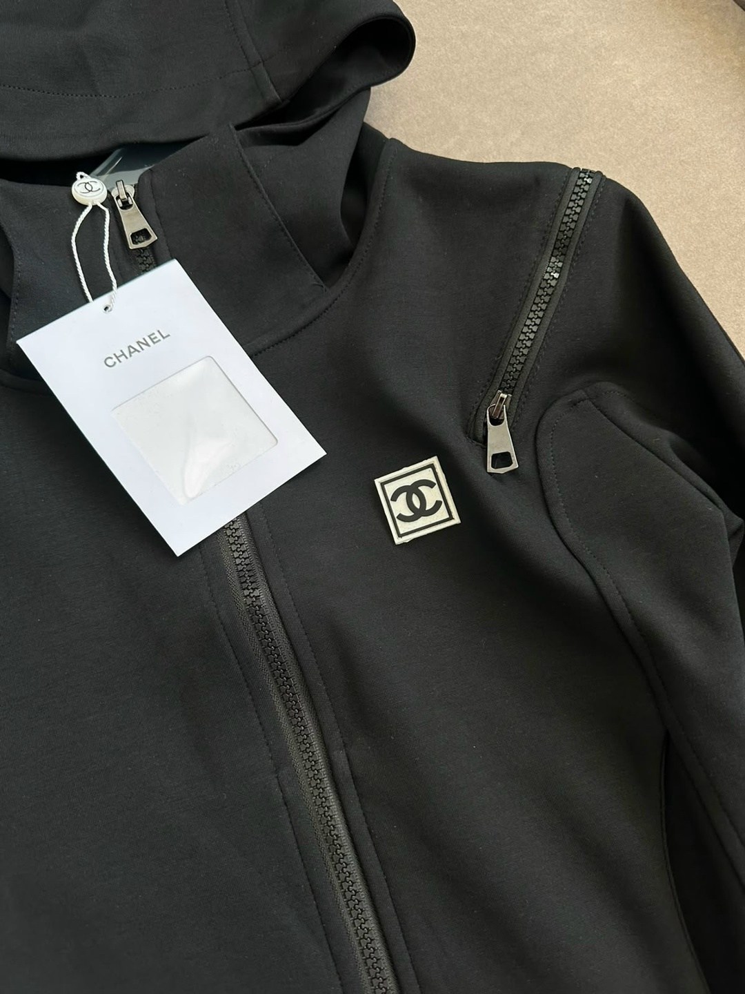 спортивный костюм armani,костюм спортивный,спортивные костюмы женские,спортивный костюм женский армани,женский костюм armani с буквенным принтом и капюшоном
