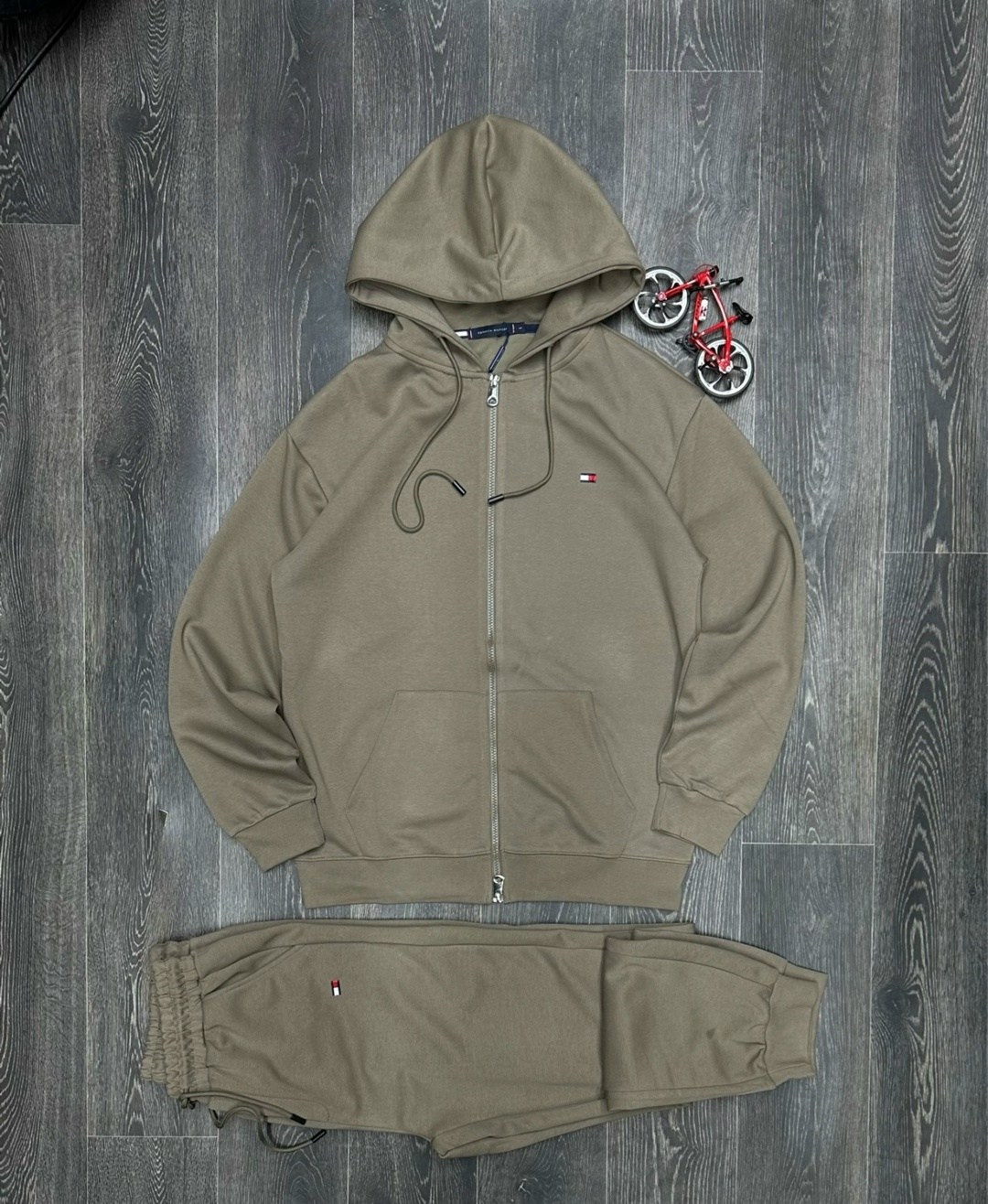 спортивный костюм tommy hilfiger,спортивный костюм томми хилфигер мужские,спортивные костюмы для мужчин,мужской спортивный костюм,спортивный костюм томми хилфигер