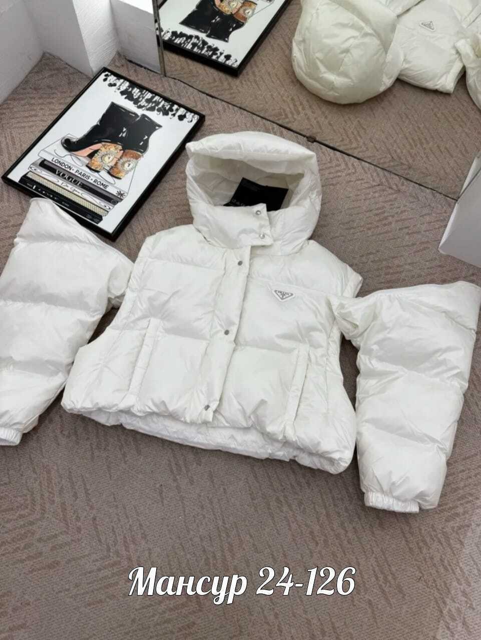 пуховик prada,короткий женский белый пуховик с капюшоном prada,куртка пуховик,куртка,пуховик женский