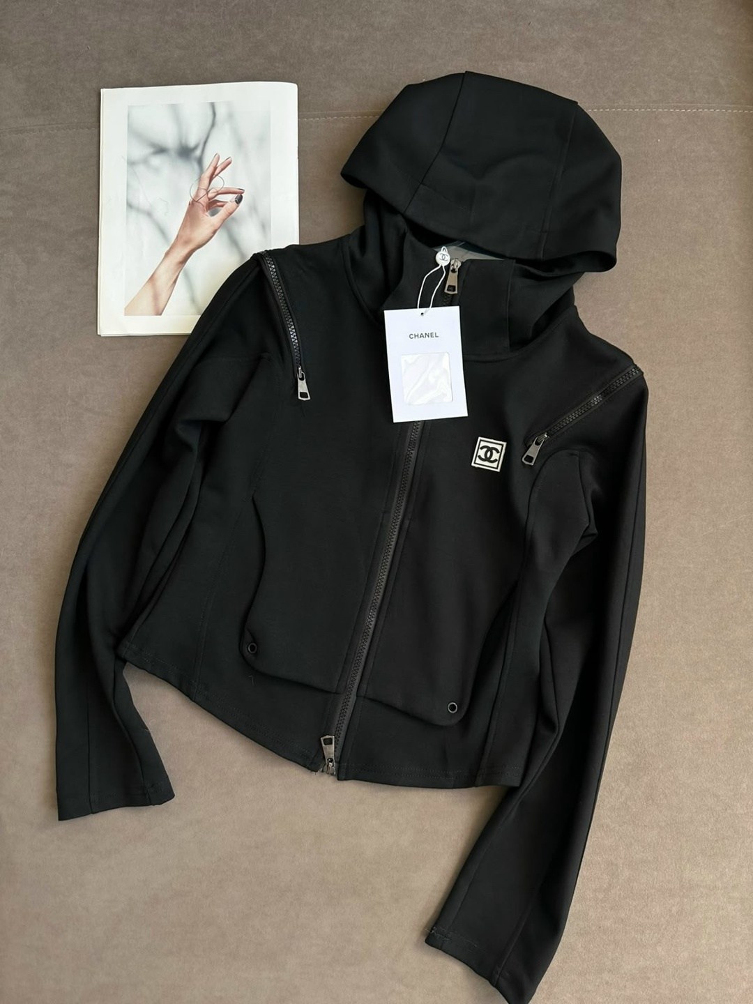 спортивный костюм armani,костюм спортивный,спортивные костюмы женские,спортивный костюм женский армани,женский костюм armani с буквенным принтом и капюшоном