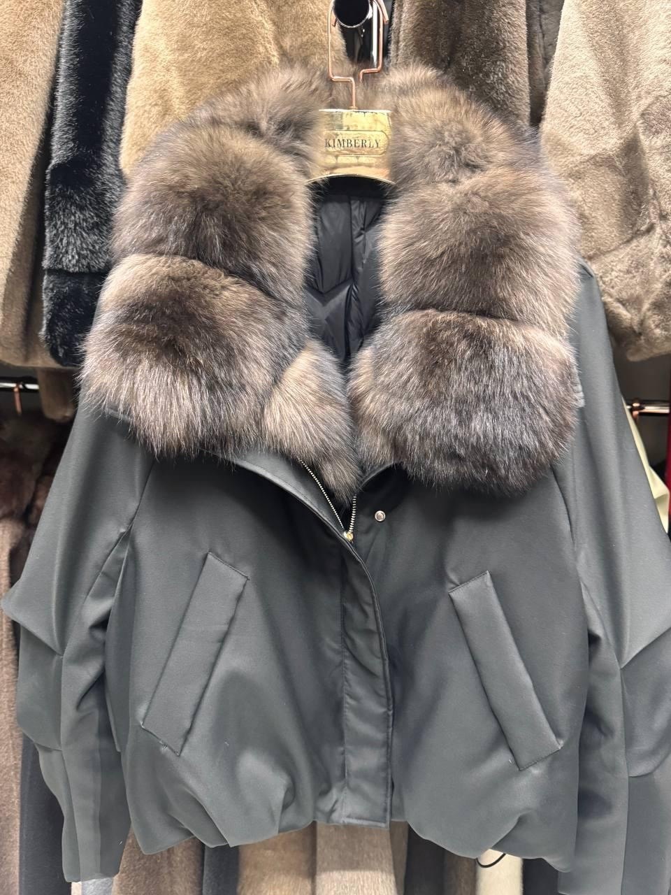 пуховик с натуральным мехом,пуховик женский с мехом,женская куртка с натуральным лисьим мехом,женский пуховик на утином пуху с большим воротником и натуральным лисьим мехом,куртка с мехом