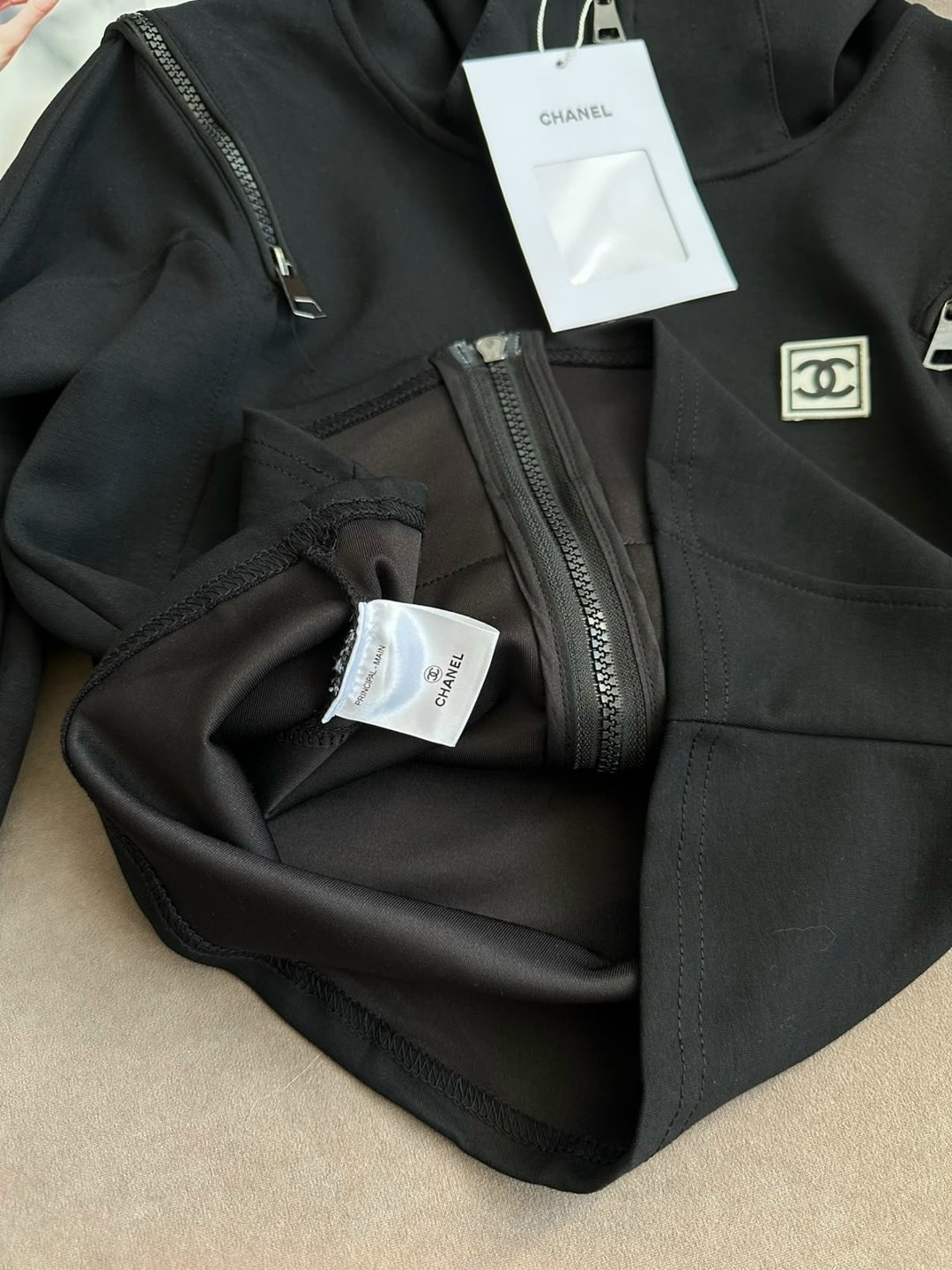 спортивный костюм armani,костюм спортивный,спортивные костюмы женские,спортивный костюм женский армани,женский костюм armani с буквенным принтом и капюшоном