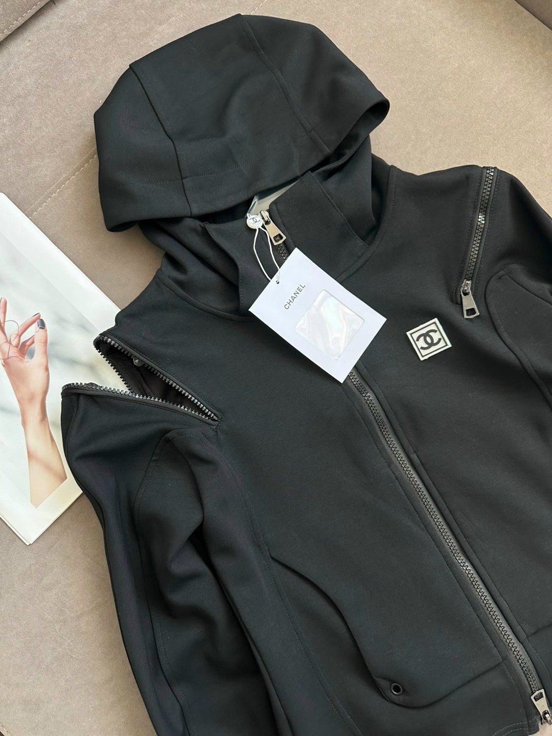 спортивный костюм armani,костюм спортивный,спортивные костюмы женские,спортивный костюм женский армани,женский костюм armani с буквенным принтом и капюшоном