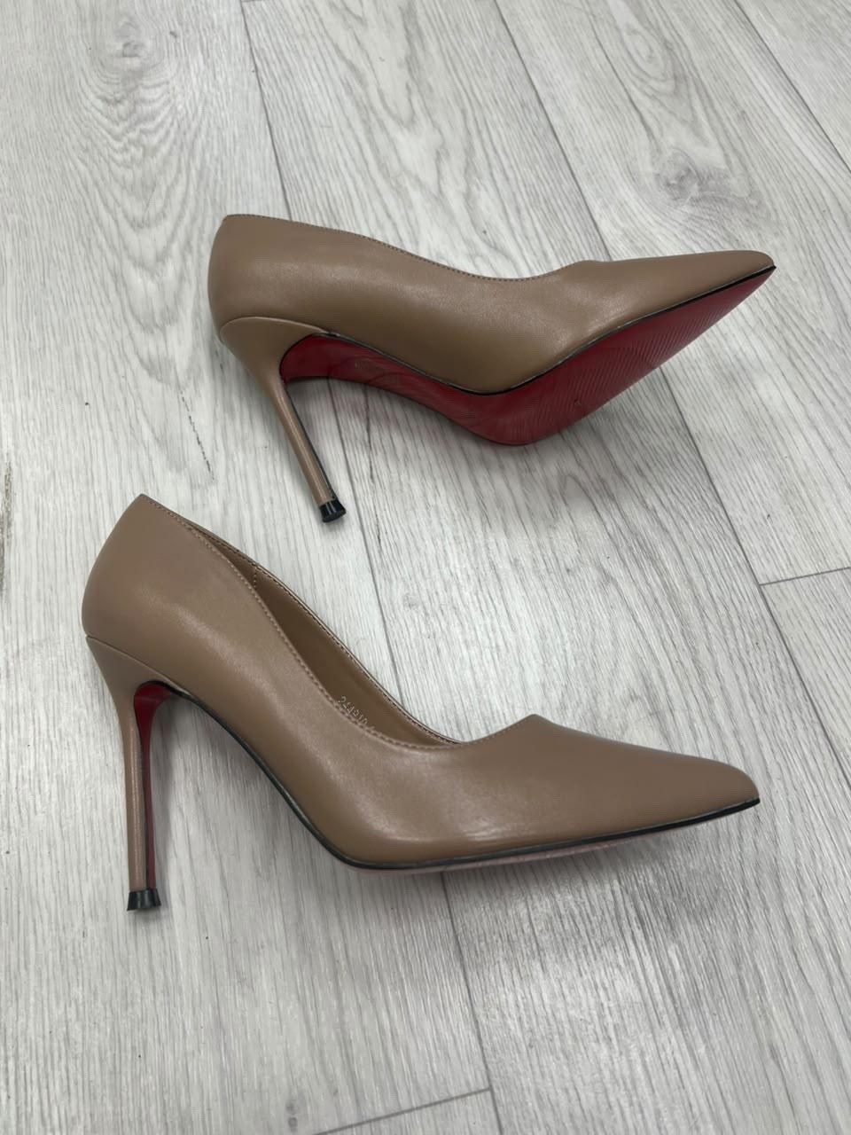 ,туфли christian louboutin,бежевые туфли,женские туфли лодочки,туфли лодочка
