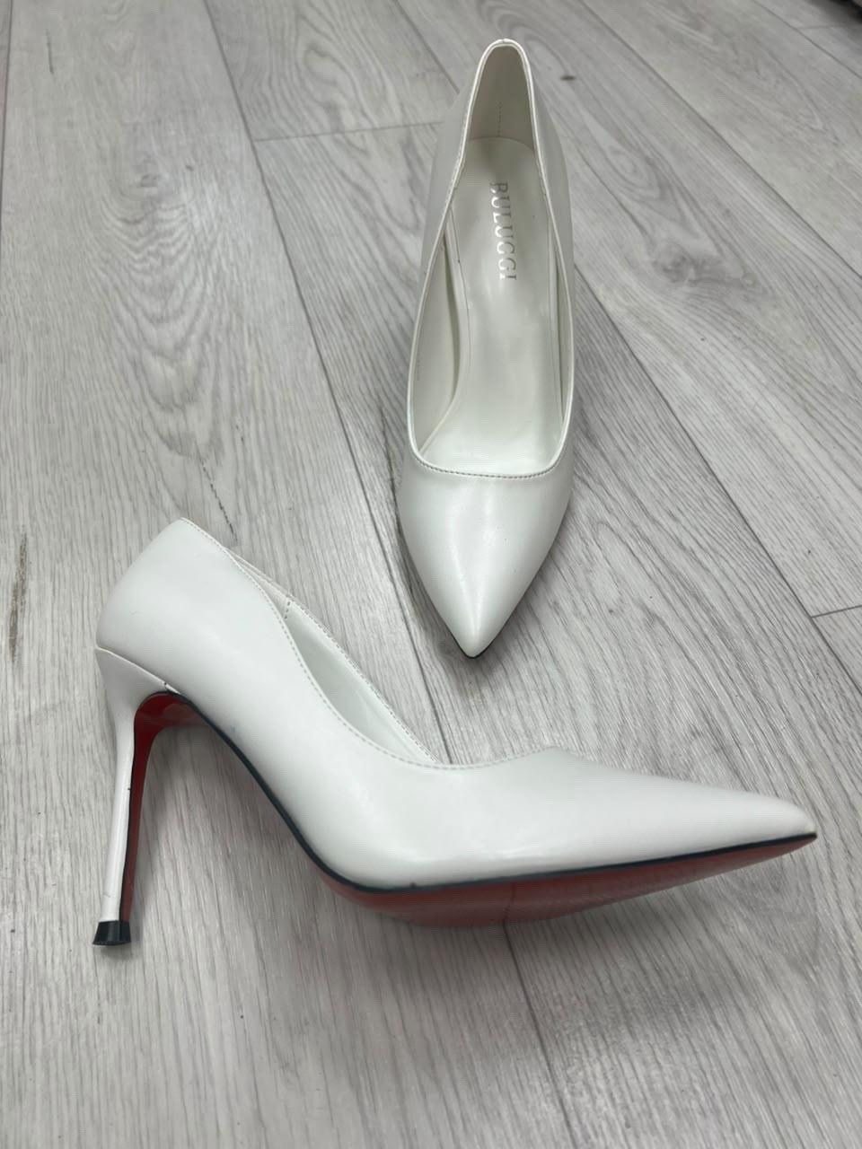 ,туфли christian louboutin,бежевые туфли,женские туфли лодочки,туфли лодочка
