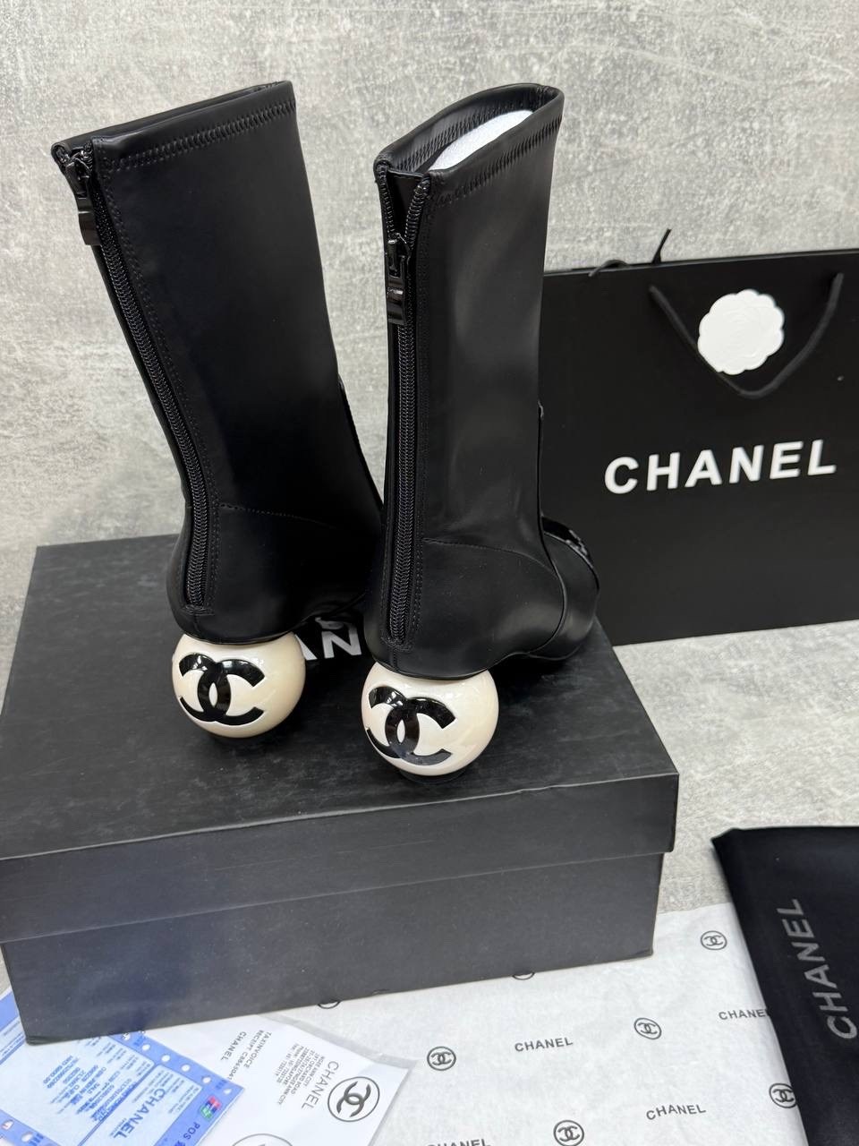 сапоги chanel,ботильоны chanel,женские текстильные сапоги chanel 2026 белые с черным,женские комбинированные сапоги chanel белые с черным,ботинки chanel