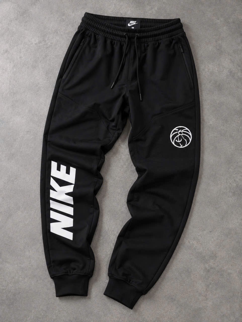 спортивные брюки,мужские брюки nike sportswear swoosh pants,штаны тренировочные мужские найк,брюки спортивные nike,мужские брюки nike