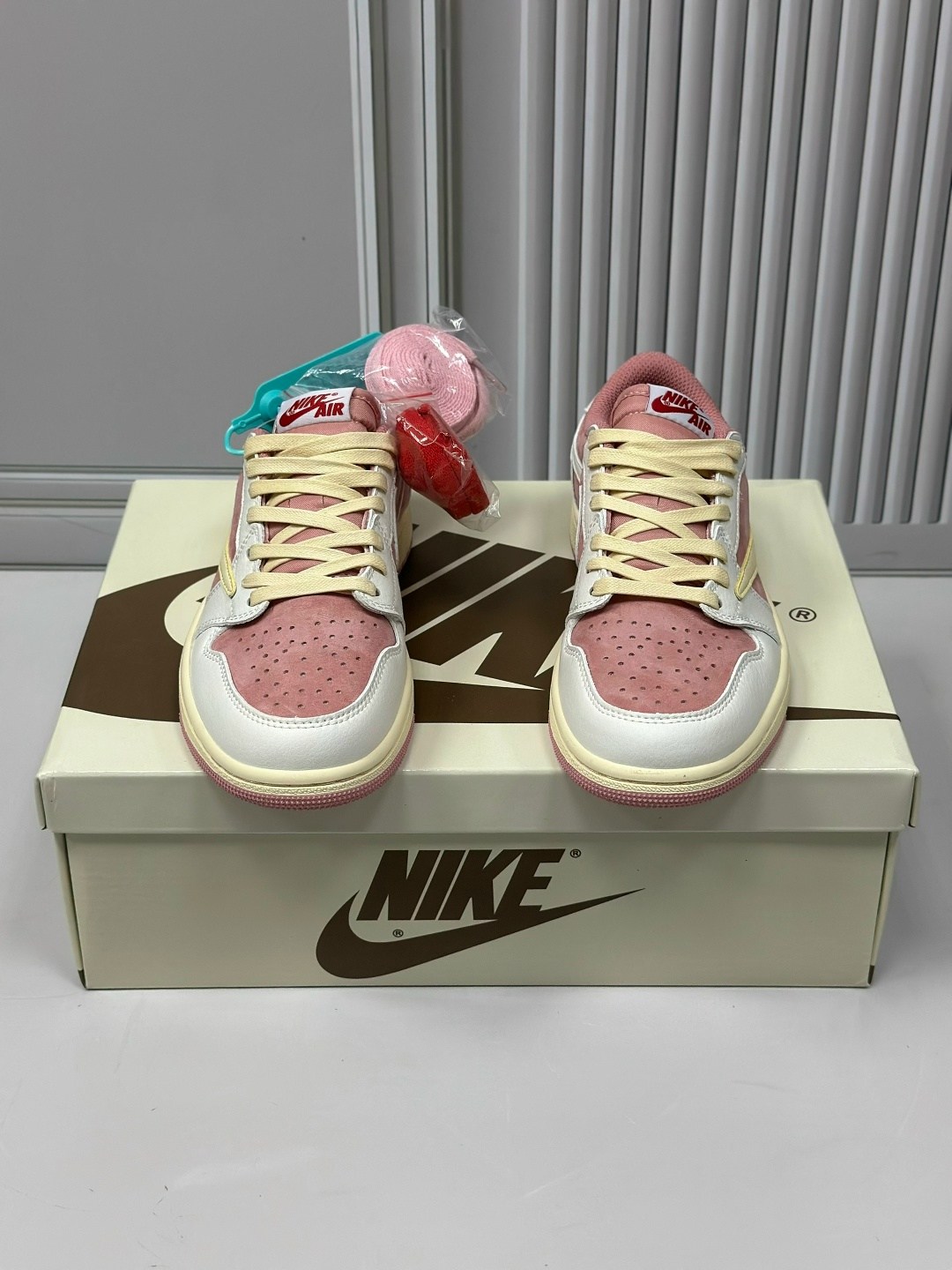 travis scott x air jordan 1 low sail shy pink,nike air jordan 1 low x travis scott sail shy pink,женские кроссовки nike air jordan 1 low travis scott розовые,кроссовки air jordan 1 low x travis scott
