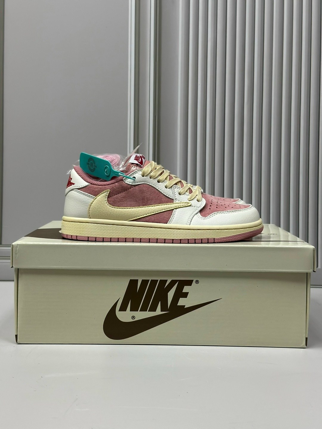 travis scott x air jordan 1 low sail shy pink,nike air jordan 1 low x travis scott sail shy pink,женские кроссовки nike air jordan 1 low travis scott розовые,кроссовки air jordan 1 low x travis scott