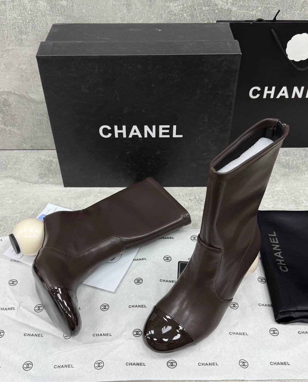 сапоги chanel,ботильоны chanel,женские текстильные сапоги chanel 2026 белые с черным,женские комбинированные сапоги chanel белые с черным,ботинки chanel