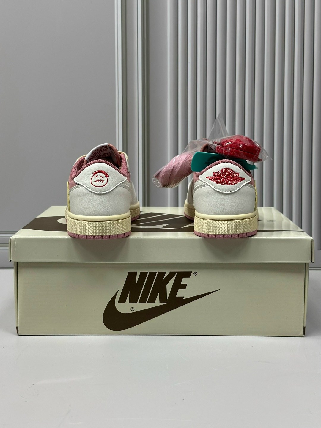 travis scott x air jordan 1 low sail shy pink,nike air jordan 1 low x travis scott sail shy pink,женские кроссовки nike air jordan 1 low travis scott розовые,кроссовки air jordan 1 low x travis scott