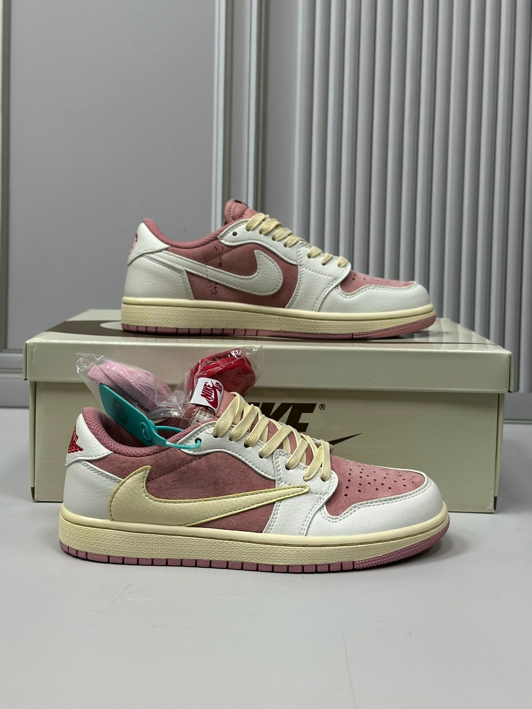 travis scott x air jordan 1 low sail shy pink,nike air jordan 1 low x travis scott sail shy pink,женские кроссовки nike air jordan 1 low travis scott розовые,кроссовки air jordan 1 low x travis scott