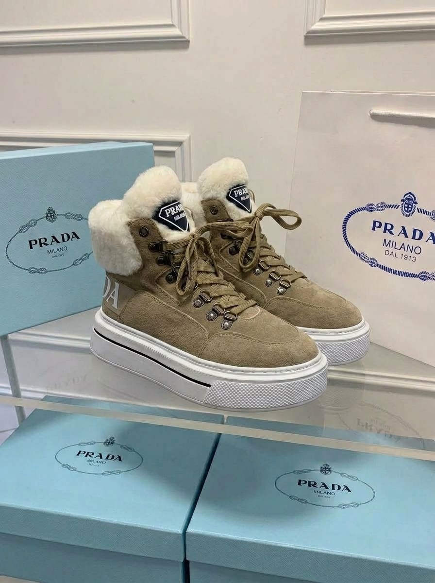 зимние замшевые женские кеды prada бежевые с мехом,женские зимние кроссовки prada с мехом,зимние кроссовки prada с мехом,зимние замшевые кеды prada с мехом,