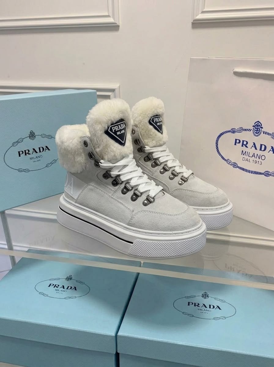 зимние замшевые женские кеды prada бежевые с мехом,женские зимние кроссовки prada с мехом,зимние кроссовки prada с мехом,зимние замшевые кеды prada с мехом,