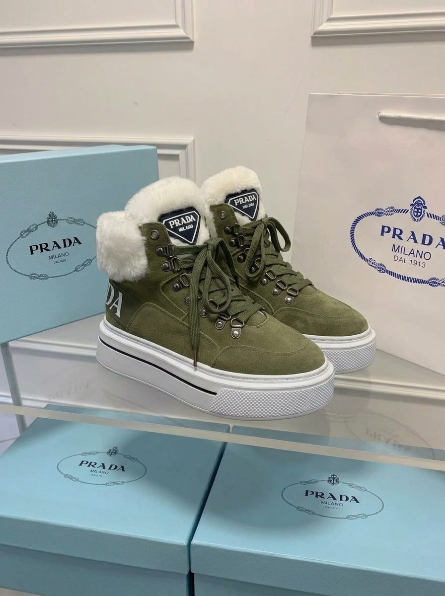 зимние замшевые женские кеды prada бежевые с мехом,женские зимние кроссовки prada с мехом,зимние кроссовки prada с мехом,зимние замшевые кеды prada с мехом,