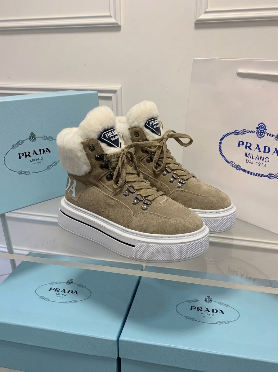 зимние замшевые женские кеды prada бежевые с мехом,женские зимние кроссовки prada с мехом,зимние кроссовки prada с мехом,зимние замшевые кеды prada с мехом,