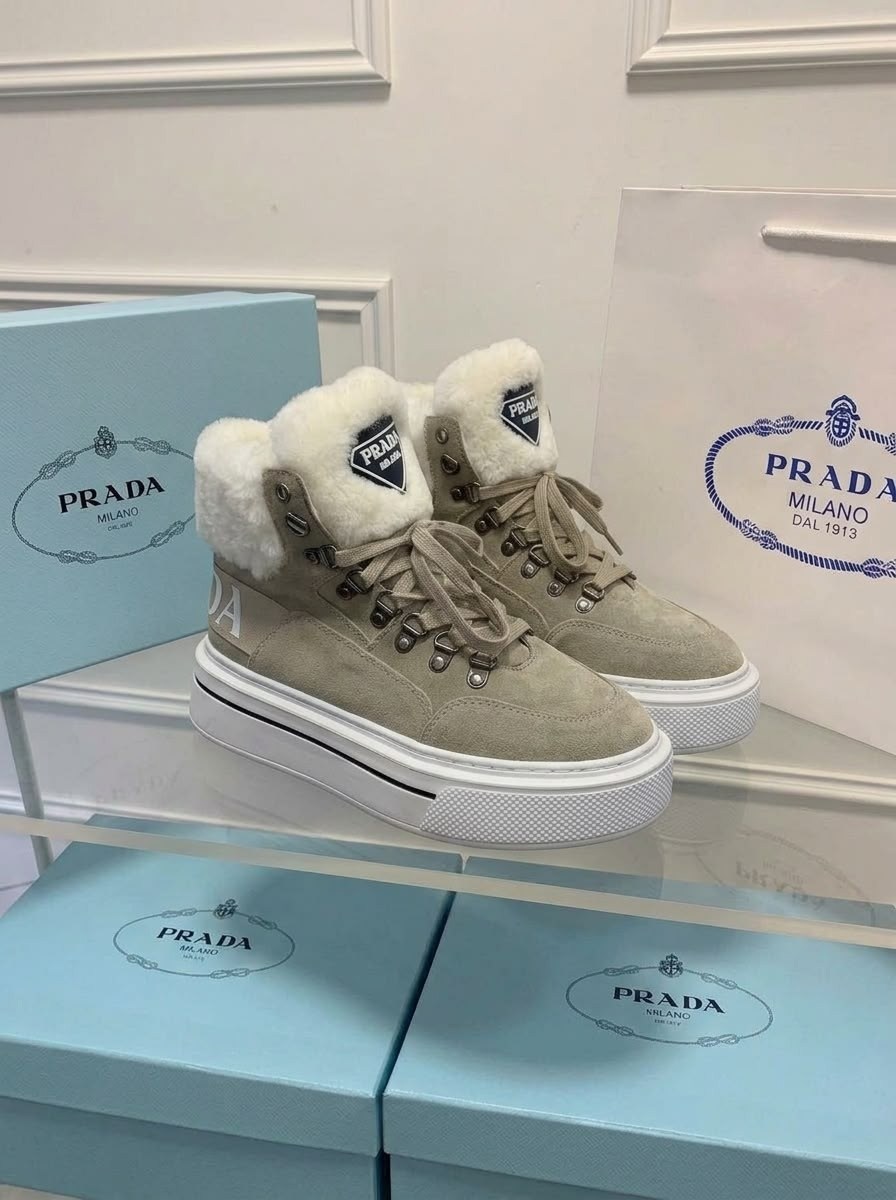зимние замшевые женские кеды prada бежевые с мехом,женские зимние кроссовки prada с мехом,зимние кроссовки prada с мехом,зимние замшевые кеды prada с мехом,