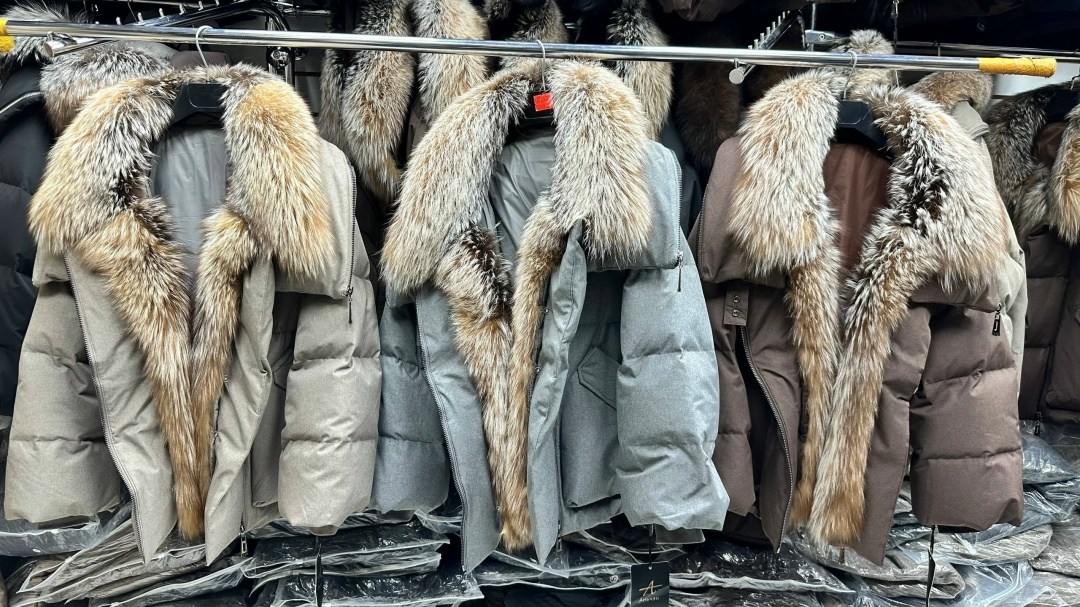 пуховик с натуральным мехом,женские пуховики,роскошное женское пуховое пальто с воротником из лисьего меха,пуховик с мехом,женский пуховик с натуральным мехом