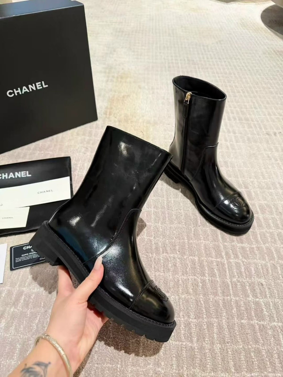сапоги chanel,ботинки chanel,женские кожаные сапоги chanel черные 2026 укороченные,chanel (шанель) новые женские осенне-зимние сапоги,демисезонные женские ботинки в стиле chanel