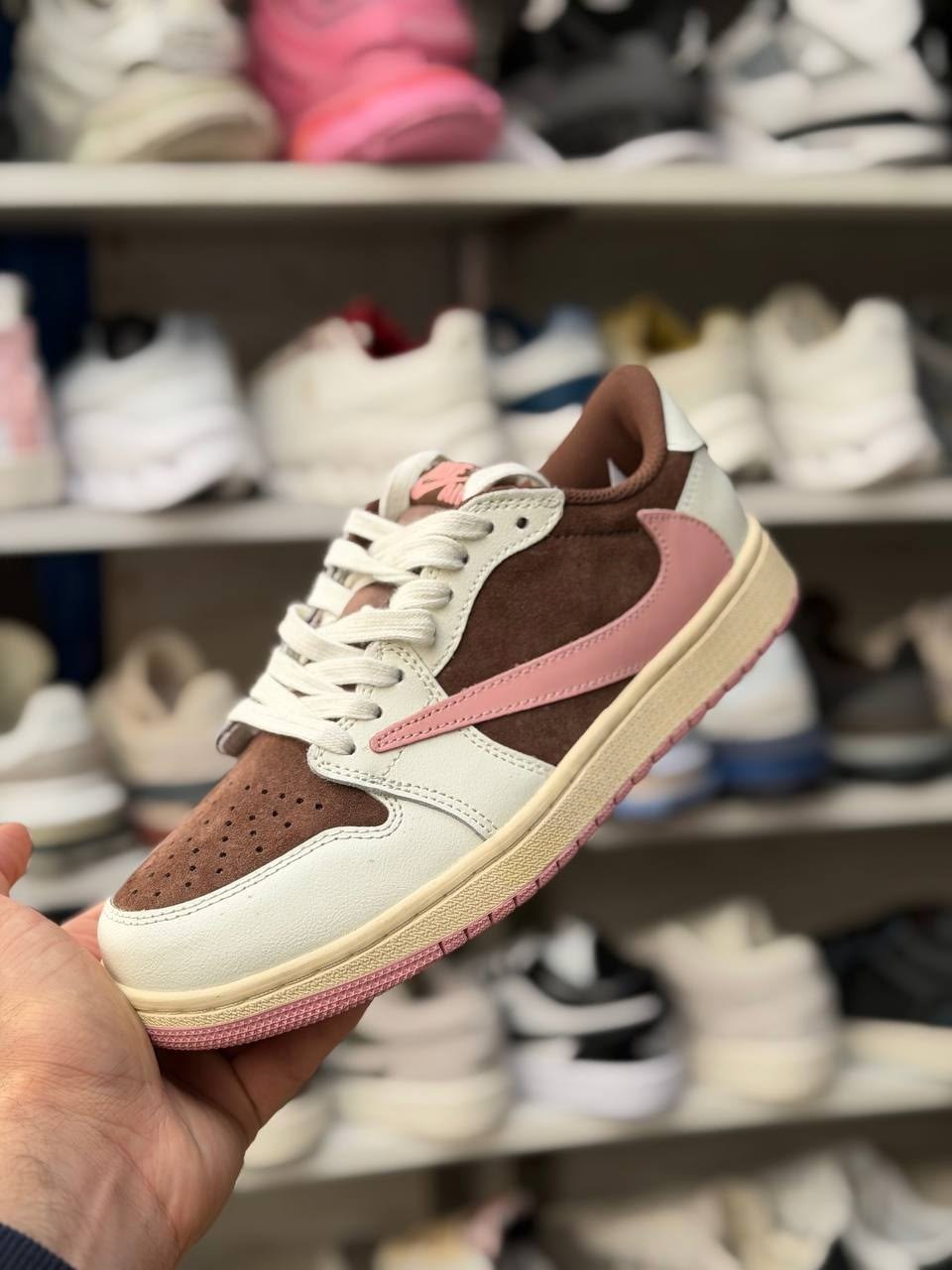 nike air jordan 1 low travis scott olive,travis scott x air jordan 1 low og "olive",кроссовки air jordan 1 low og из коллаборации с travis scott,кроссовки nike air jordan 1 low travis scott,nike air j