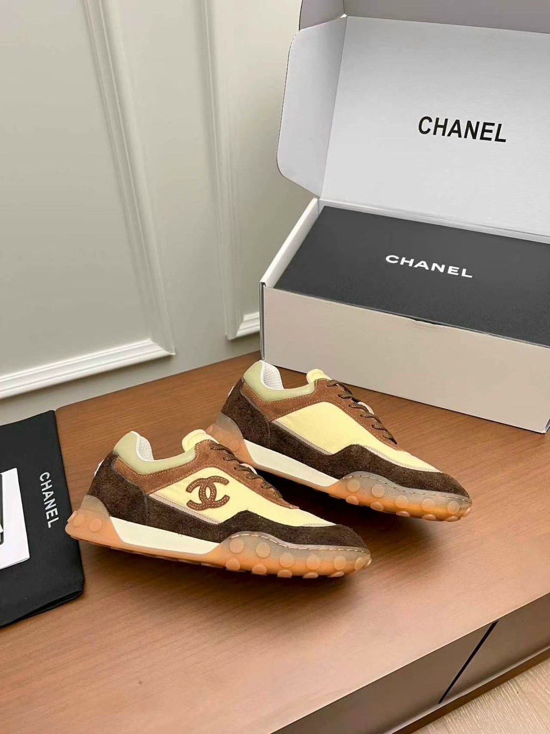 кроссовки chanel женские,кроссовки chanel,,модные вентилируемые кроссовки chanel,модные вентилируемые кроссовки chanel цвет черный