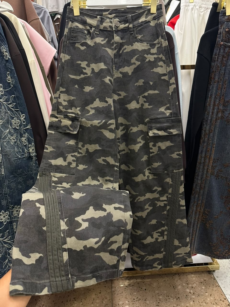 джинсы широкие,джинсовые брюки,джинсовые широкие брюки,брюки джинсы,джинсы с принтом