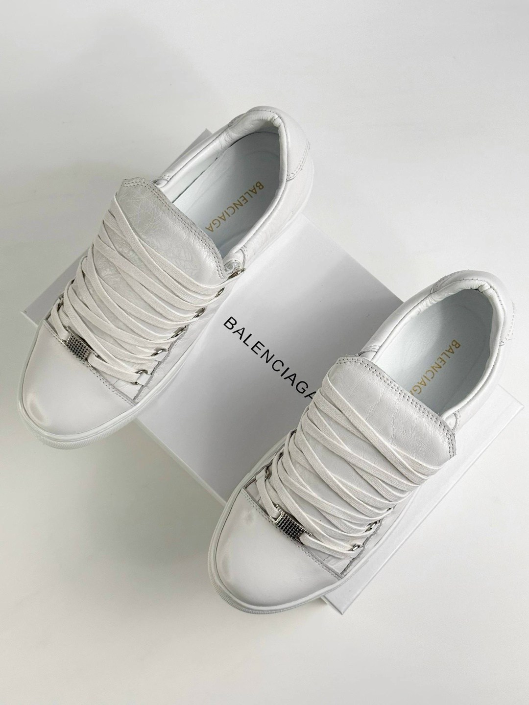 ,кроссовки alexander mcqueen,кроссовки alexander mcqueen шнуровка,кеды balenciaga,кроссовки alexander mcqueen белые