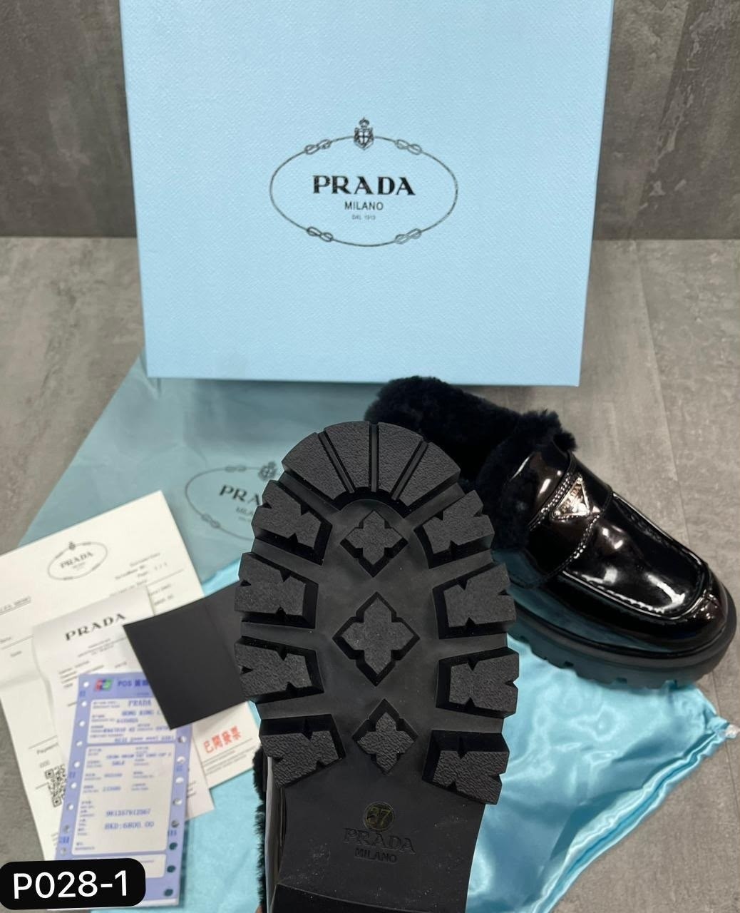 зимние кожаные черные лоферы prada brushed с мехом,лоферы зимние женские prada,лоферы prada,лоферы prada с мехом,