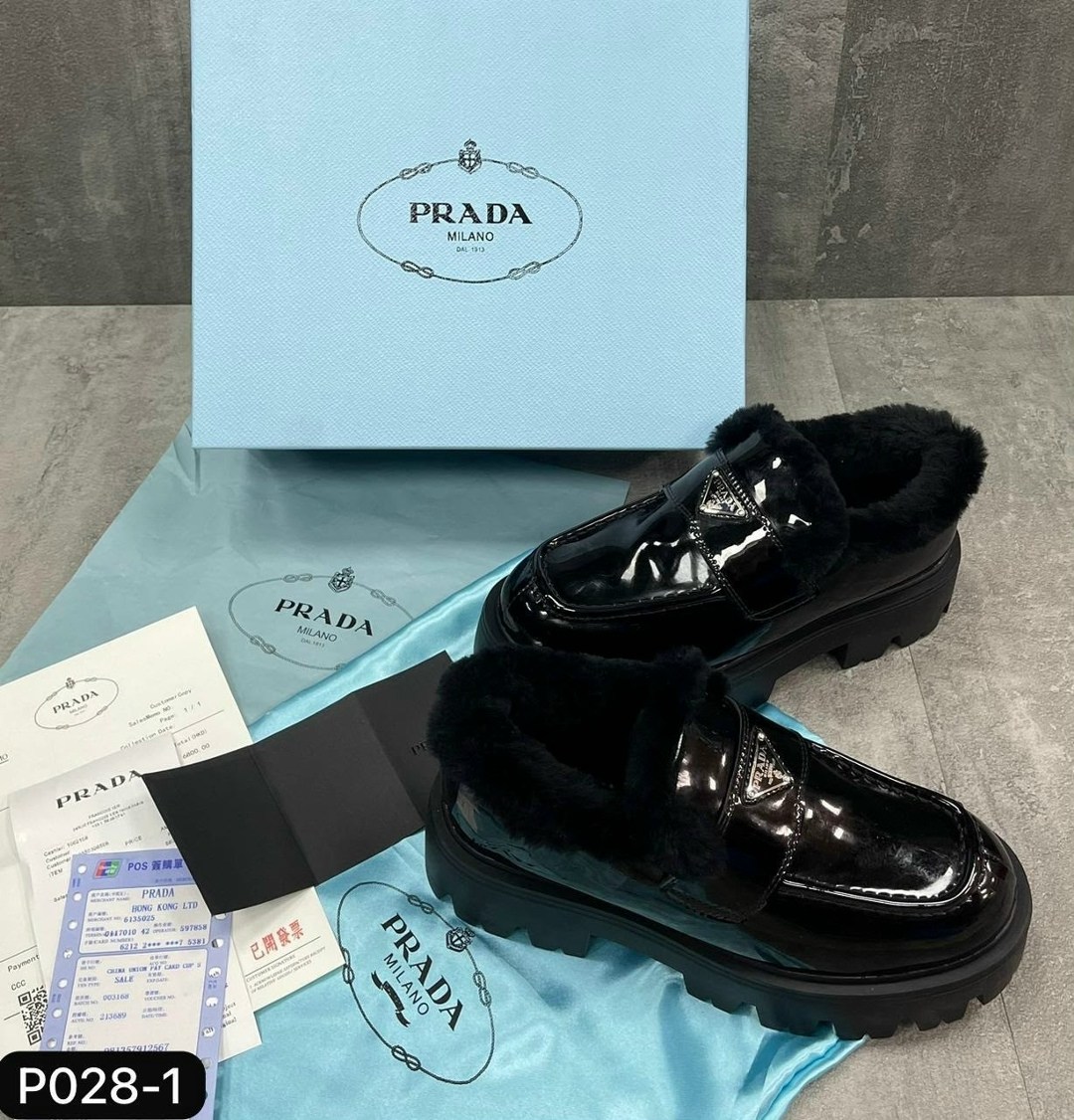 зимние кожаные черные лоферы prada brushed с мехом,лоферы зимние женские prada,лоферы prada,лоферы prada с мехом,
