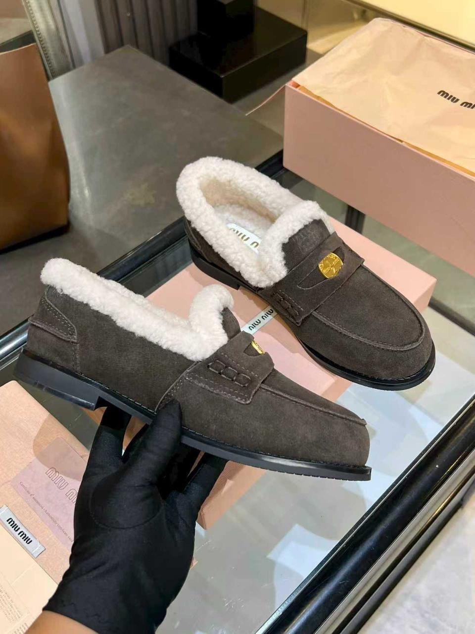 лоферы с мехам,,лоферы miu miu,меховые мокасины miu miu,женские лоферы