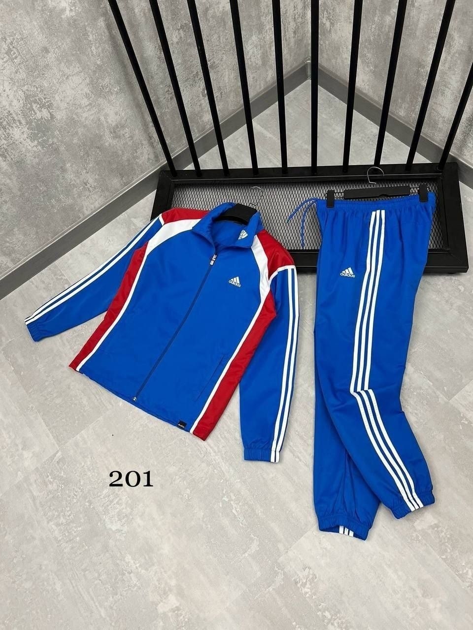 спортивный костюм adidas,спортивные костюмы адидас,разминочный костюм адидас,мужской спортивный костюм adidas,спортивный костюм мужской