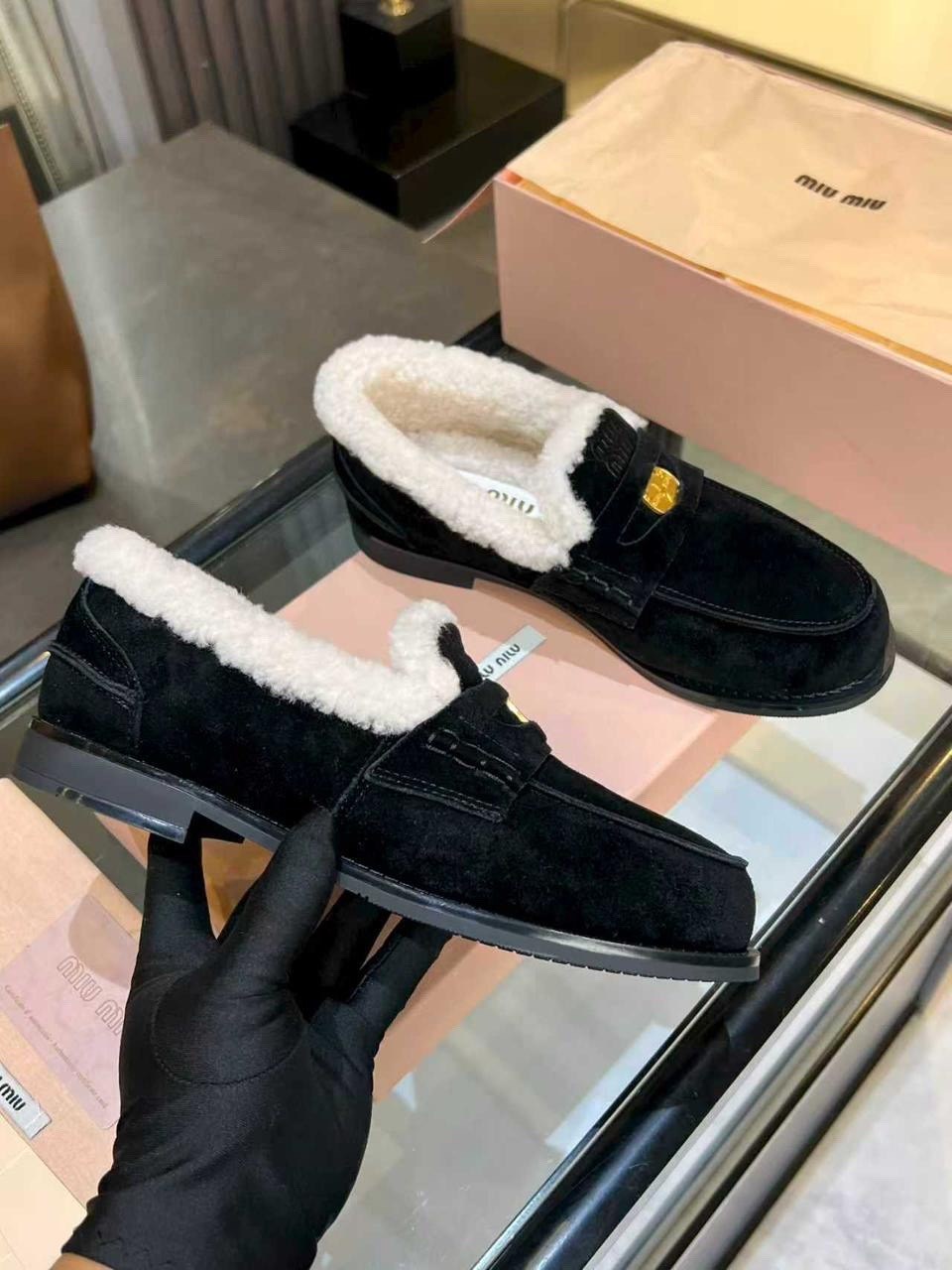 лоферы с мехам,,лоферы miu miu,меховые мокасины miu miu,женские лоферы