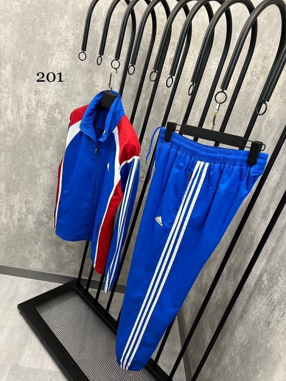спортивный костюм adidas,спортивные костюмы адидас,разминочный костюм адидас,мужской спортивный костюм adidas,спортивный костюм мужской
